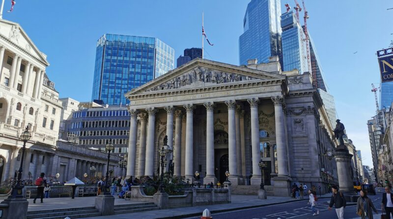 Bank of England cuts interest rates