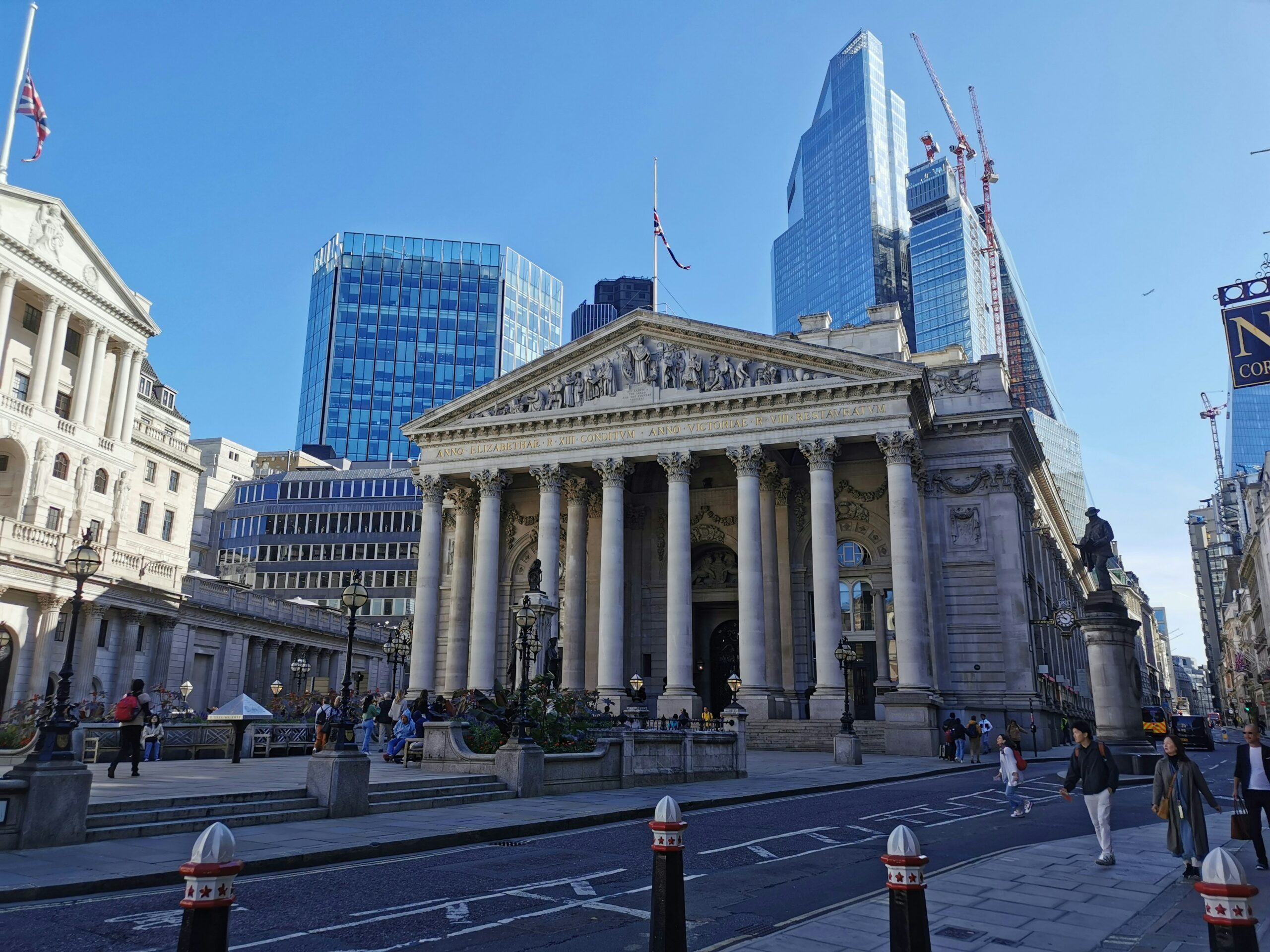 Bank of England cuts interest rates